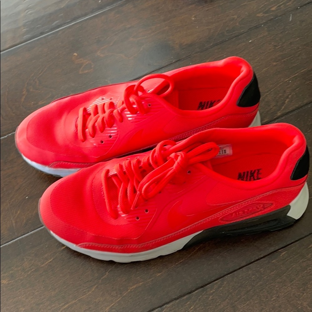 Nike Air Max in Neon Orange